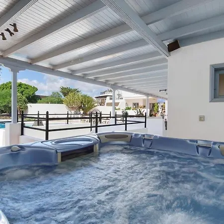 Puerto Del Carmen Sleeps 9 Pool Wifi Villa