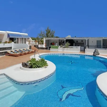 Puerto Del Carmen Sleeps 9 Pool Wifi Villa Puerto del Carmen (Lanzarote)
