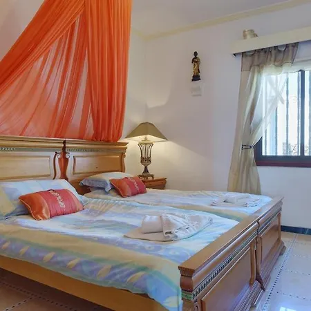 Puerto Del Carmen Sleeps 9 Pool Wifi Villa Puerto del Carmen (Lanzarote)